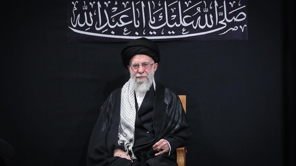 El líder supremo de Irán aparece por primera vez en público desde la guerra con Israel