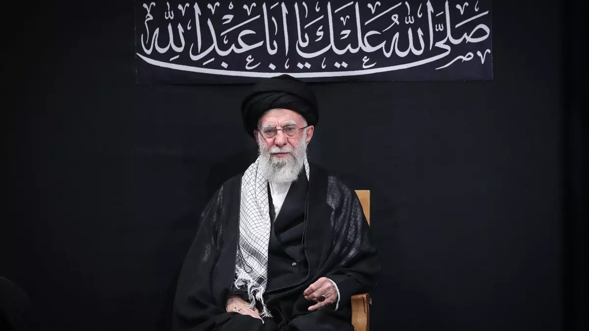 El líder supremo de Irán aparece por primera vez en público desde la guerra con Israel