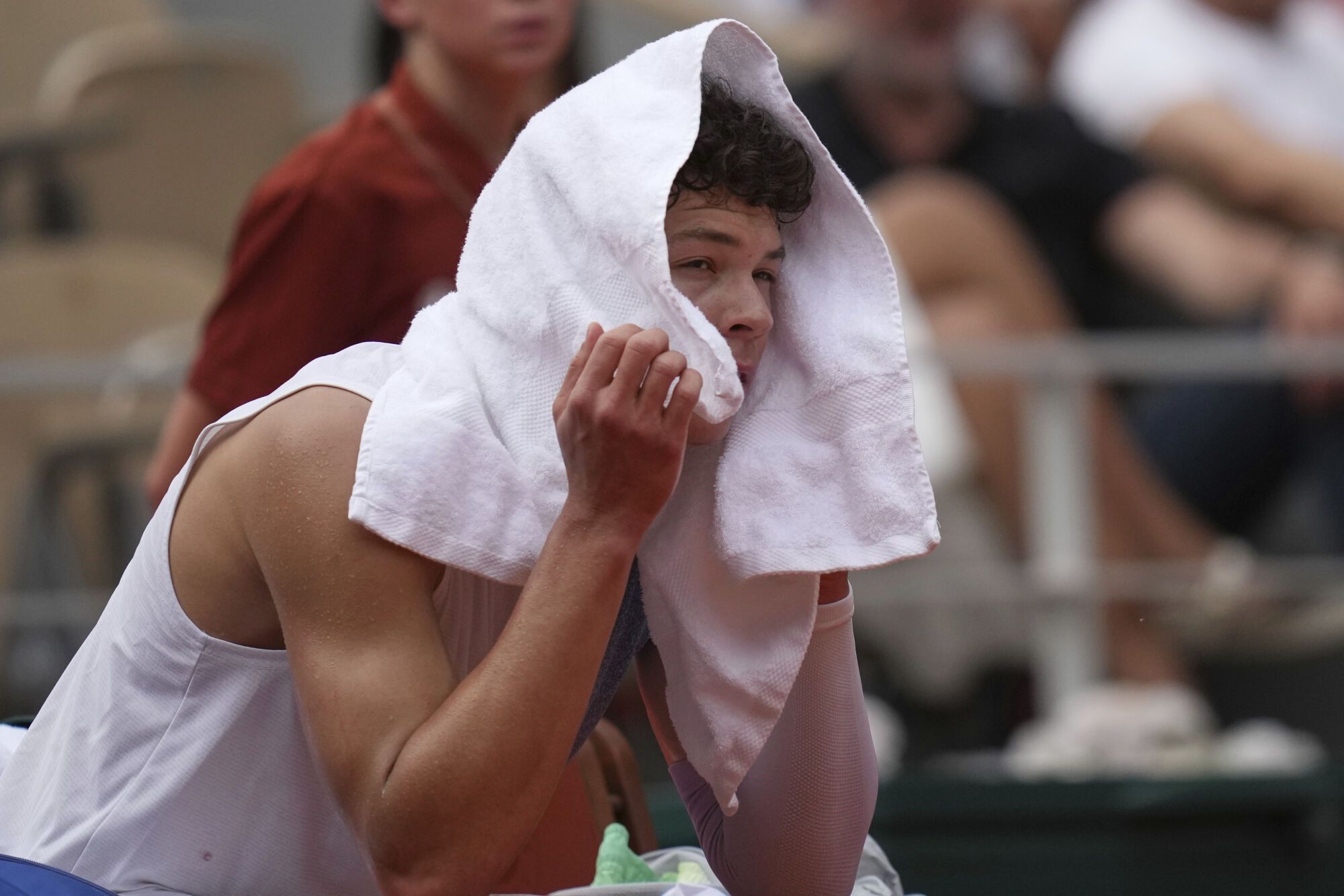 Ben Shelton of the U.S. sits during a break as he plays Spain's Carlos Alcaraz during their fourth round match of the French Tennis Open, at the Roland-Garros stadium, in Paris, Sunday, June 1 2025. (AP Photo/Christophe Ena) Associated Press / LaPresse Only italy and spain. EDITORIAL USE ONLY/ONLY ITALY AND SPAIN
