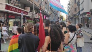 Fotografía de archivo de algunas personas manifestándose frente una sede de Vox con motivo del Día Internacional contra la LGTBIfobia.