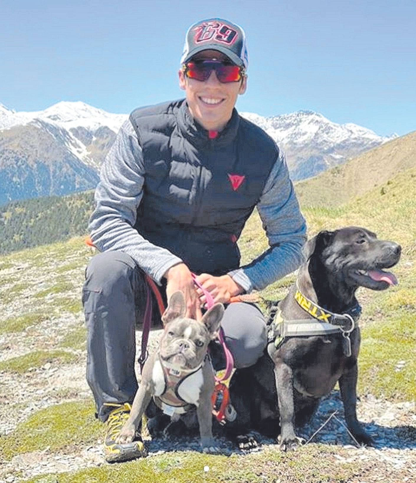 Los paseos con sus perros en las montañas del Principado han ayudado a Mir a despejarse entre carrera y carrera.