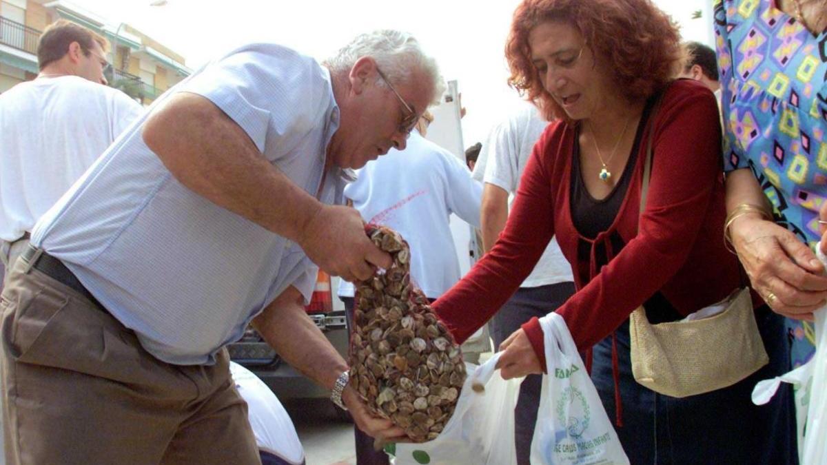 Pescadores de Punta Umbría (Huelva) reparten chirlas durante una protesta en 2002.