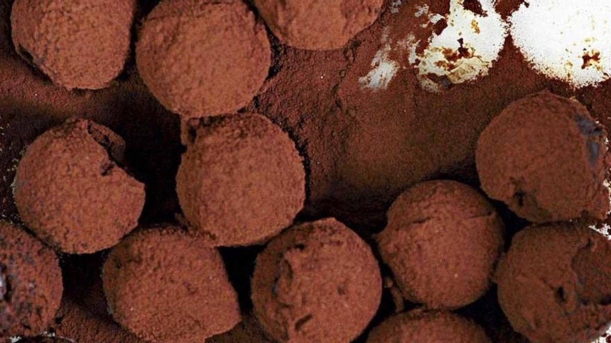 Statt mit Kakaopulver lassen sich Trüffel auch mit Meersalz oder Currypulver garnieren.