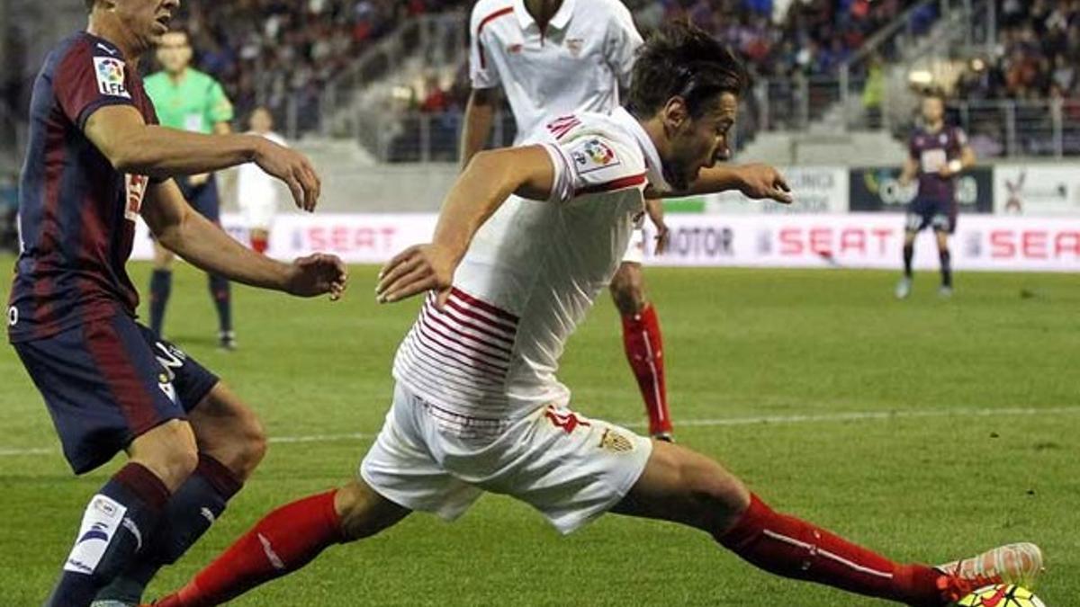 Ander Capa y Grzegorz Krychowiak disptan el balón en el Eibar-Sevilla de la Liga BBVA 2015/16