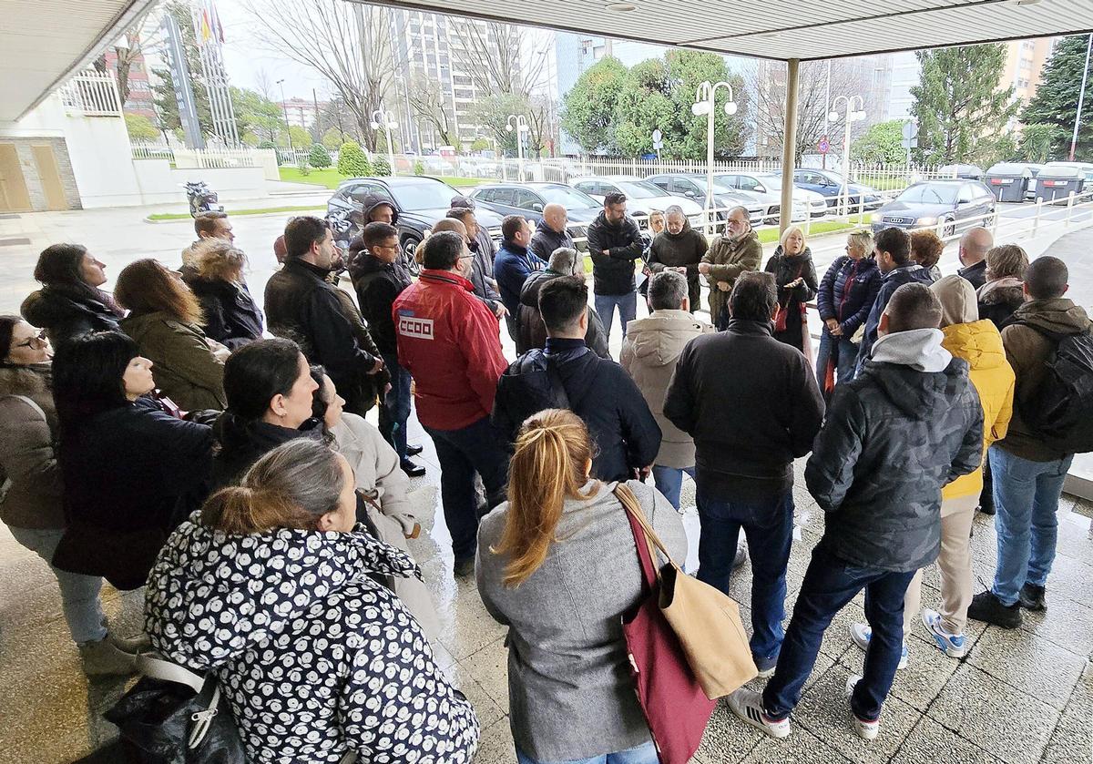 Concentración de trabajadores y sindicatos por el convenio del comercio del metal, que causó la paralización del acuerdo general.