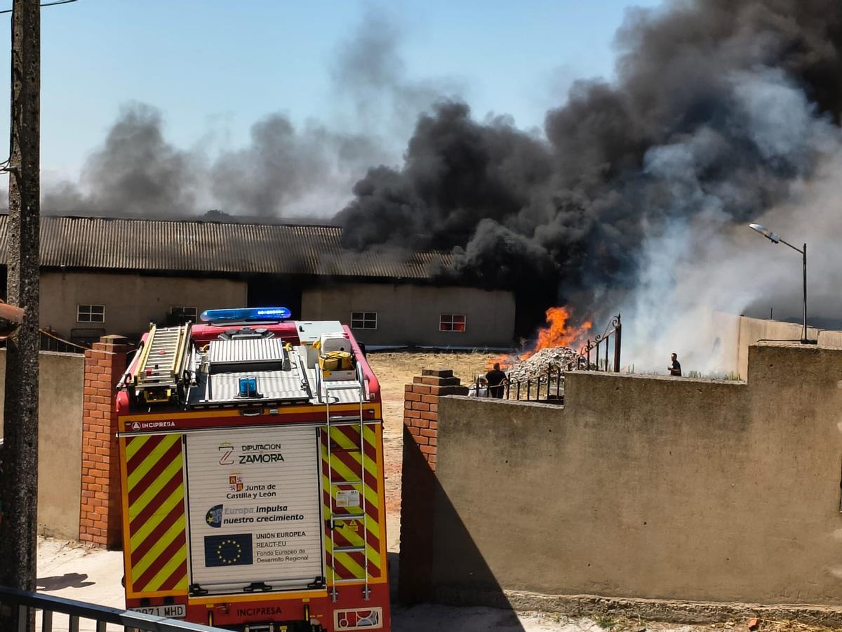 GALERÍA | Importantes daños en el incendio de una nave en Pereruela de Sayago GALERÍA | Importantes daños en el incendio de una nave en Pereruela de Sayago