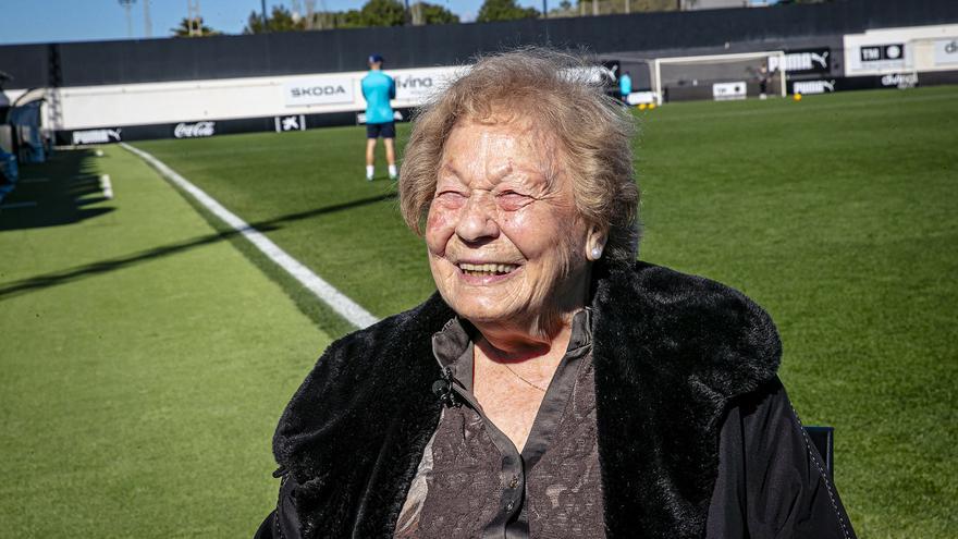 Emotivo homenaje del Valencia CF a Amparo: &quot;Un amor centenario&quot;