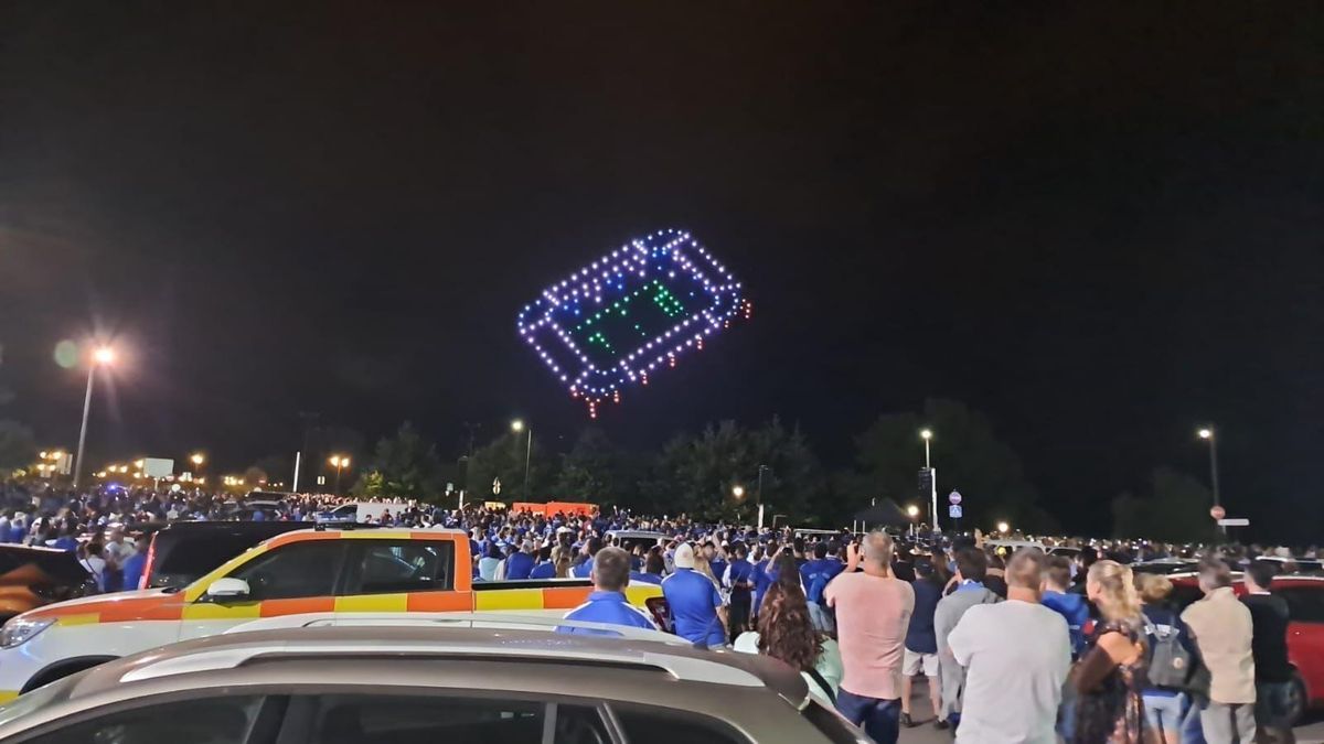 El Carlos Tartiere, dibujado en el cielo por los drones.