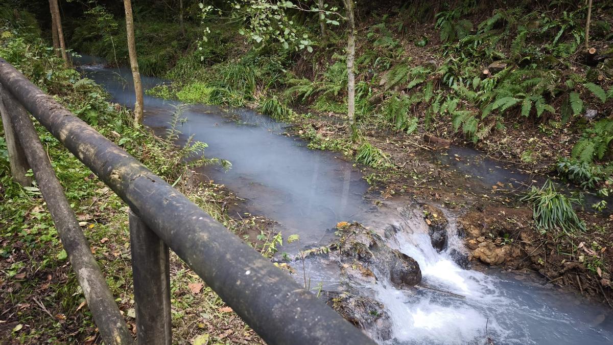 El río, con aguas blanquecinas, a su paso por el área recreativa de Santa Rosa.