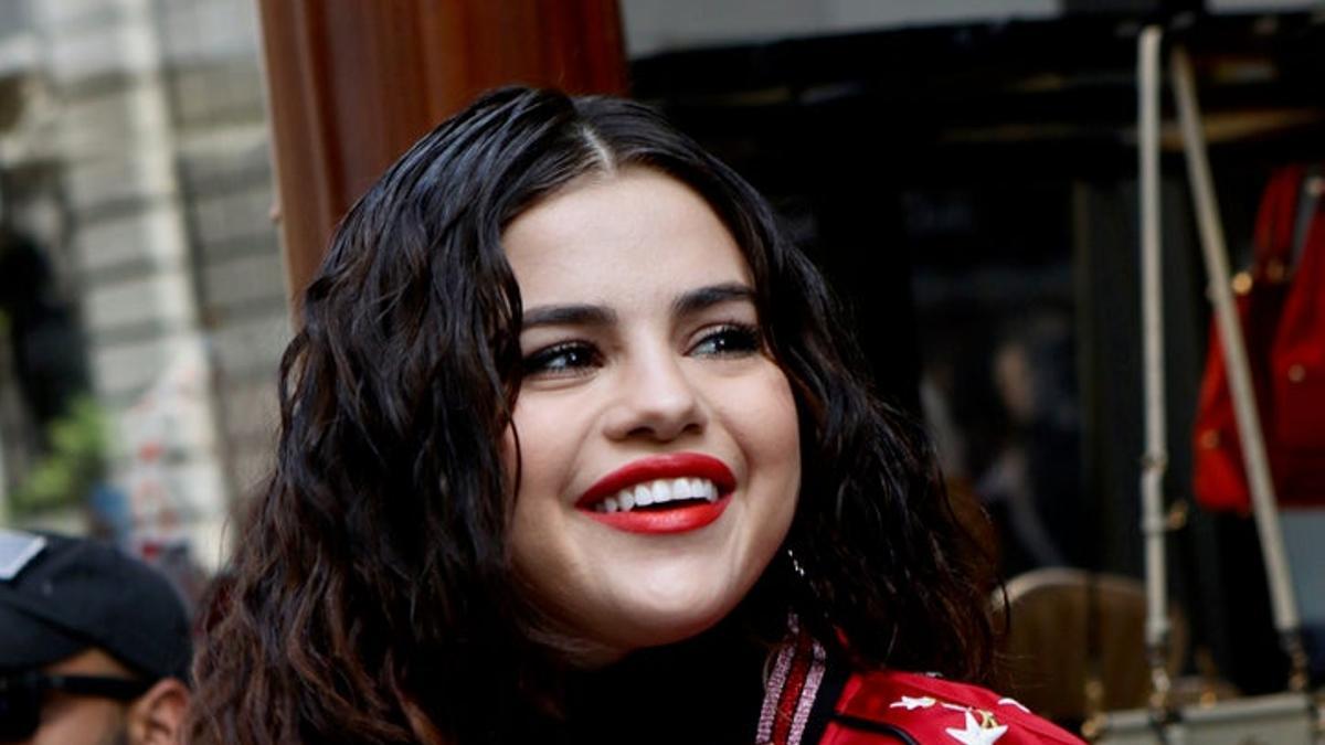 selena-gomez-tiene-la-bomber-mas-espectacular-de-la-temporada