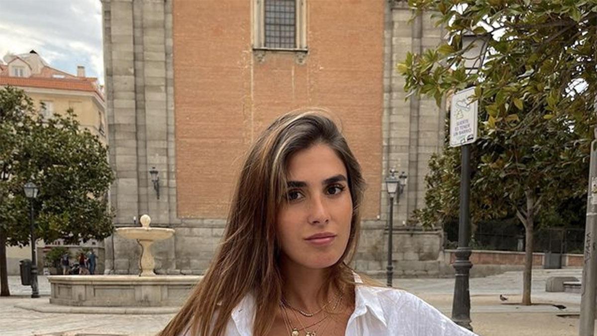 Mery Turiel con camisa blanca en Instagram