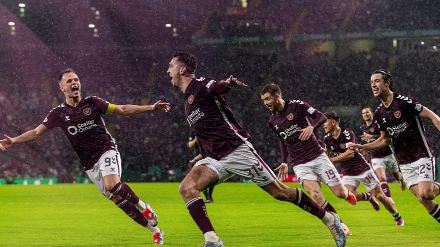 Los jugadores del Heart celebran el gol ante el Celtic