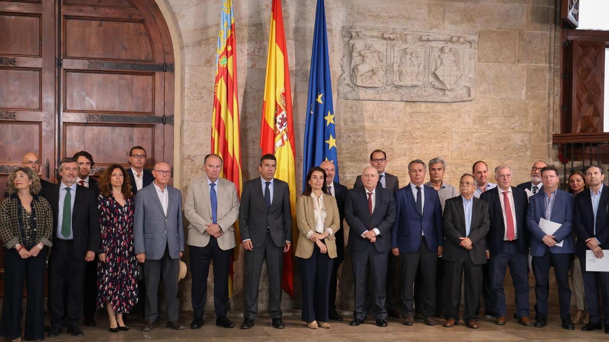 Mazón y Merino posan con representantes de proveedores de la Generalitat, este jueves en el Palau.