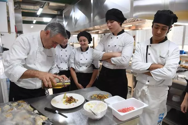 Alumnos del CIFP Paseo das Pontes convierten la escuela en un servicio de comidas real