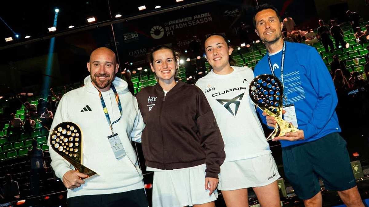 Ángel González junto a Ari Sánchez, Andrea Ustero y Toni Martínez, el preparador físico