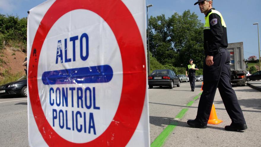 Un control policial en Avilés.