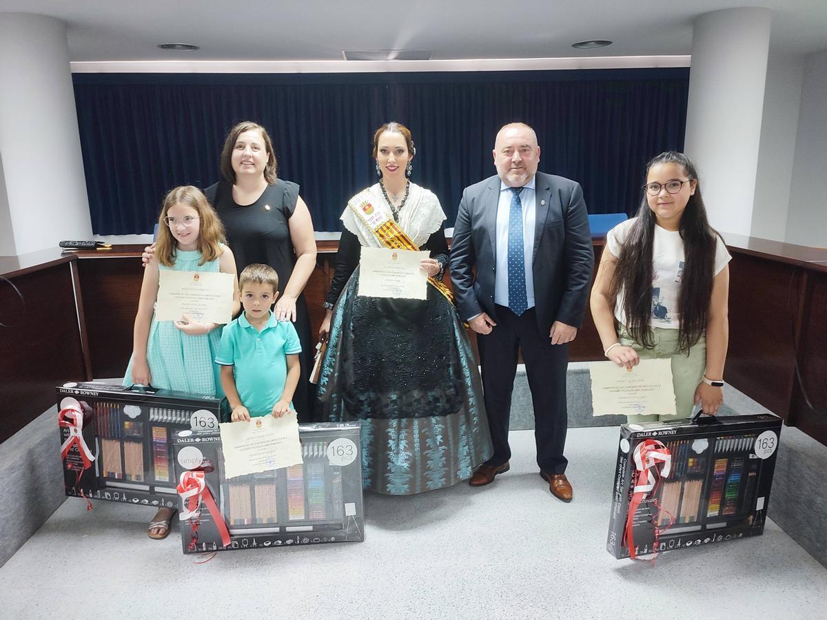 El alcalde, Vicente Pallarés, junto a los ganadores del concurso de carteles.