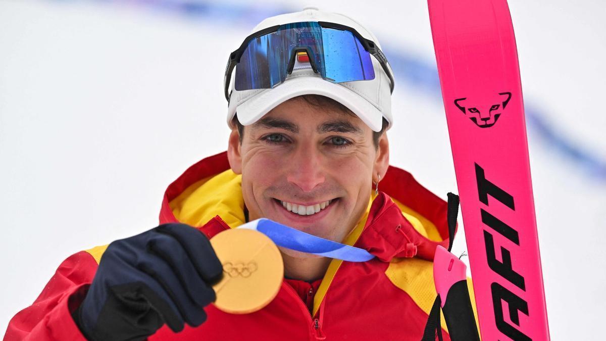 El medallista de oro Oriol Cardona Coll de España celebra en el podio de los Juegos Olímpicos de Invierno