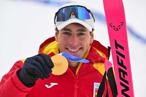 El medallista de oro Oriol Cardona Coll de España celebra en el podio de los Juegos Olímpicos de Invierno