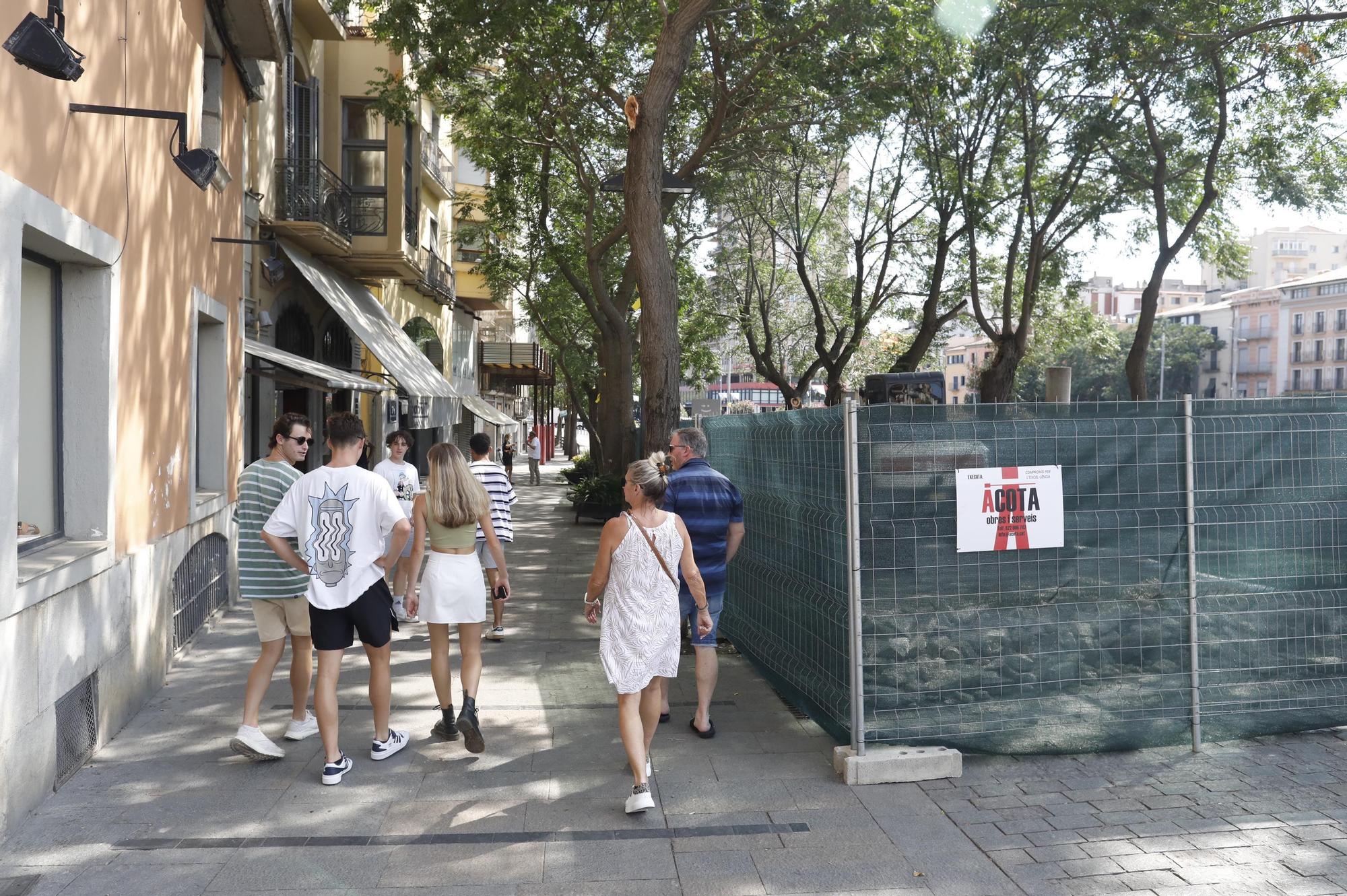 L’accés al Barri Vell des de la plaça Catalunya, tancat per obres
