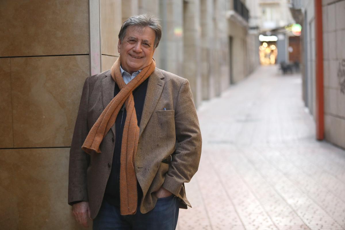 El escritor Luis Landero, esta semana, en las calles de Zaragoza.