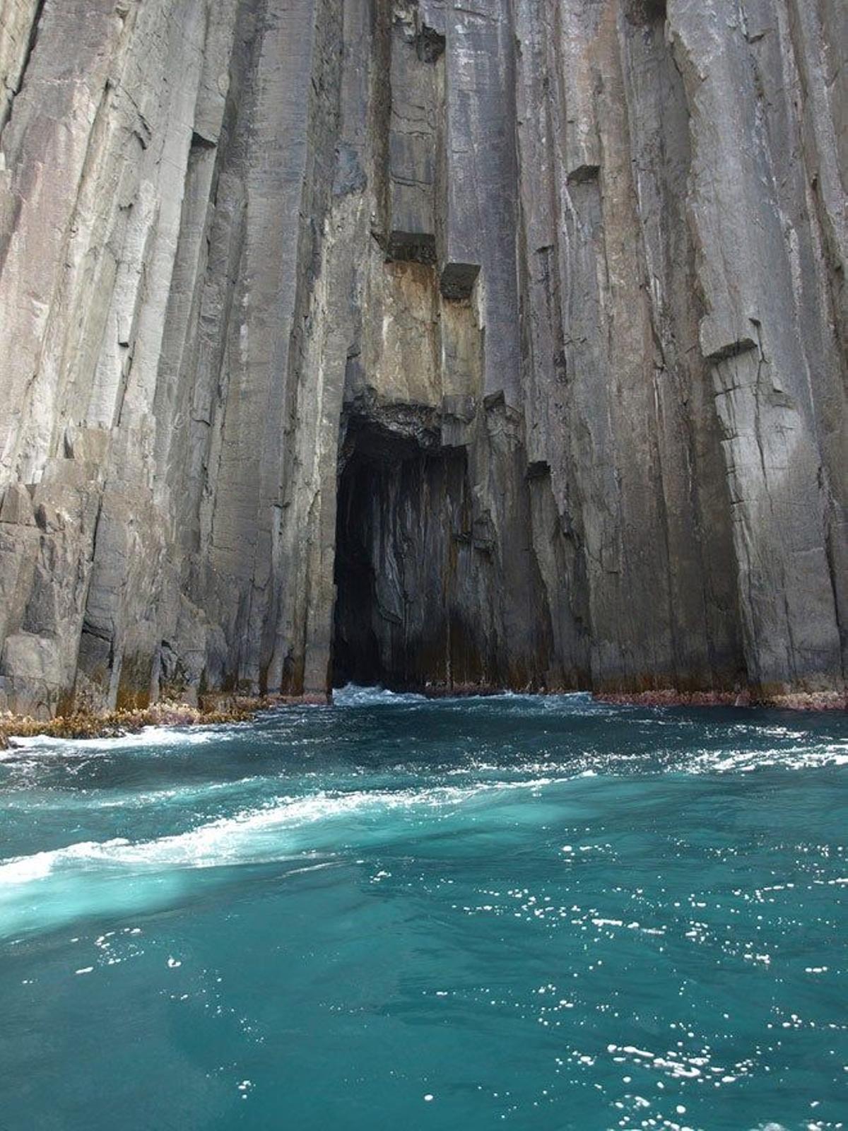 Entrada a una cueva submarina en la costa de Tasmania.
