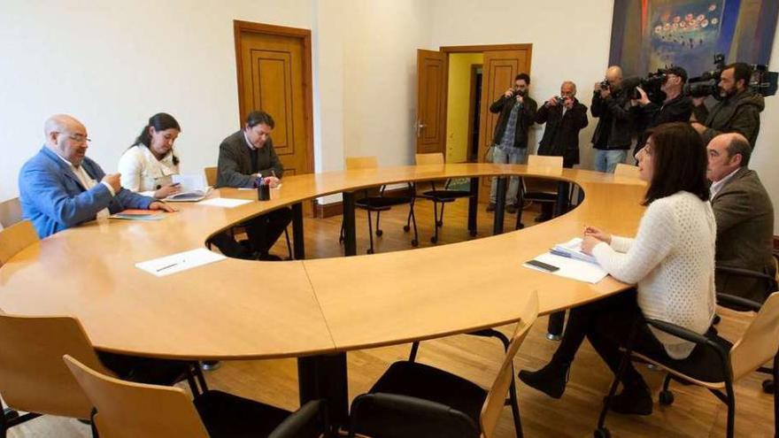 La conselleira de Medio Rural, ayer, en una reunión con los representantes de los tres sindicatos agrarios gallegos.