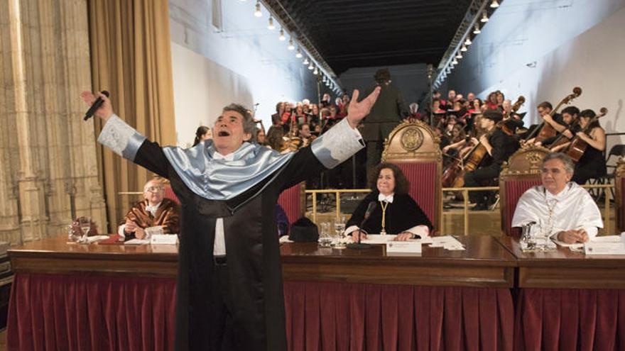 Miguel Ríos interpreta el Himno de la Alegría tras ser investido doctor Honnoris Causa por la Universidad de Granada.