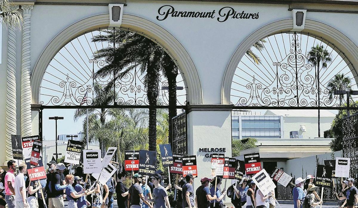 Manifestación a la huelga de guionistas y actores frente a los estudios de Paramont en Los Ángeles. 
