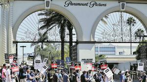 Manifestación a la huelga de guionistas y actores frente a los estudios de Paramont en Los Ángeles. 