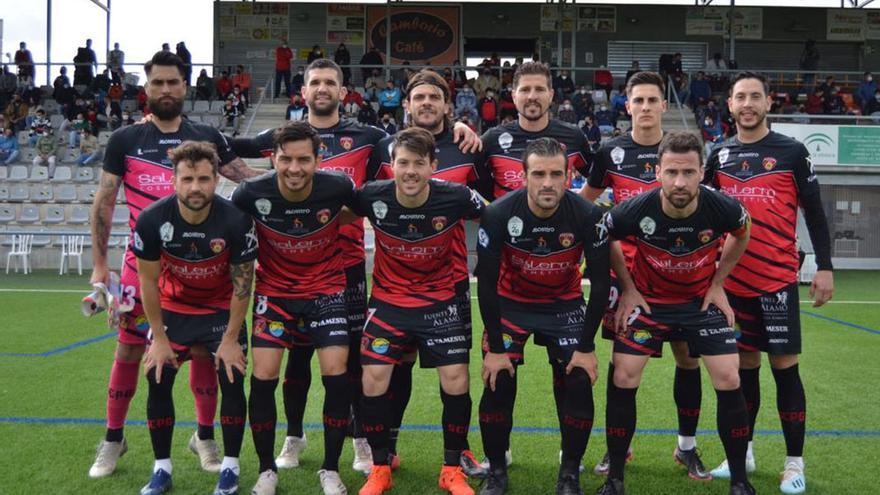 Formación del Puente Genil en el Estadio Manuel Polinario.