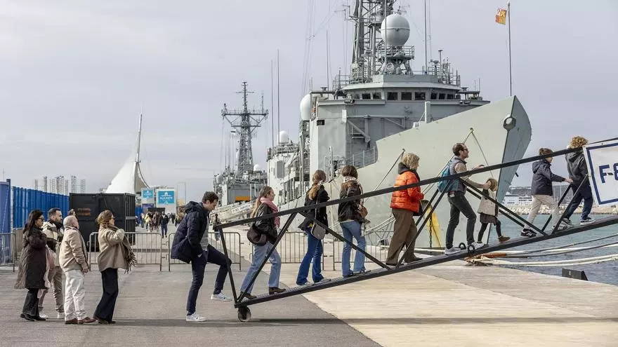 Las fragatas de la Armada conquistan Alicante tras el temporal