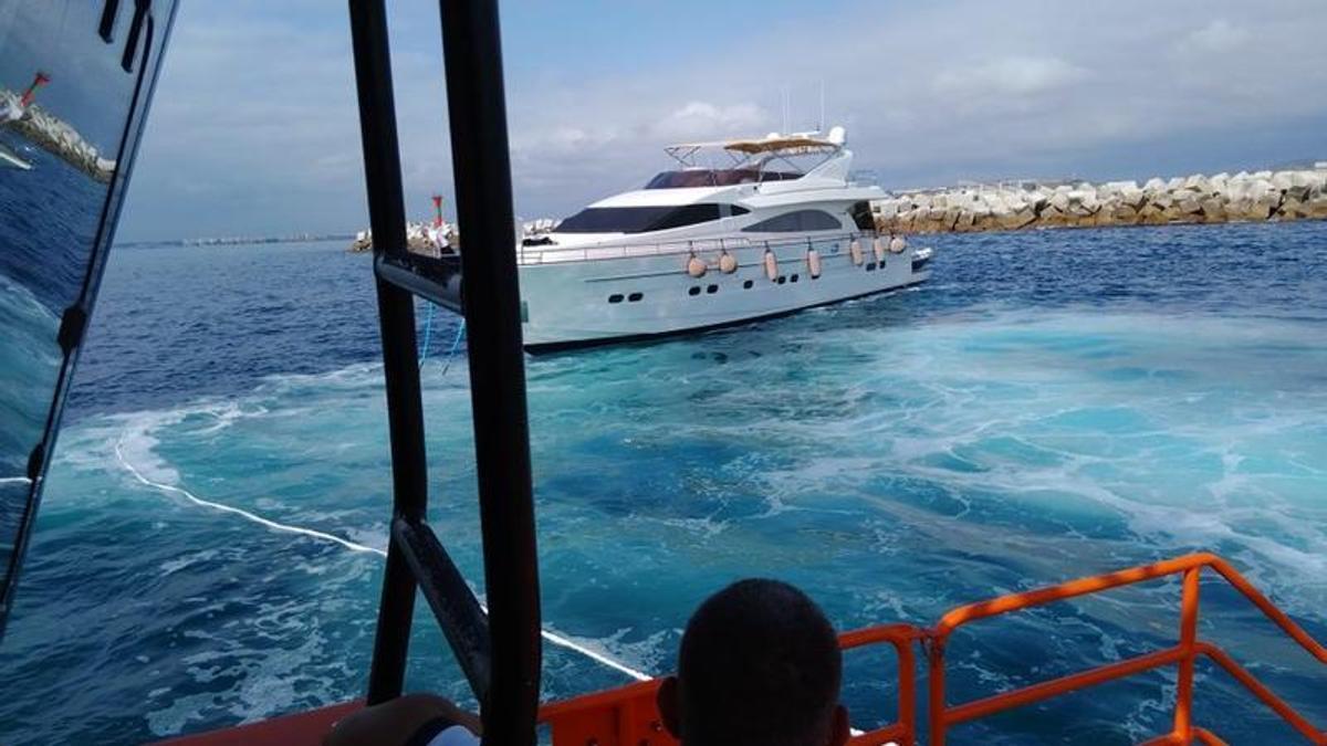 El yate que ha sido remolcado por Salvamento Marítimo.