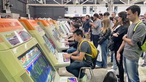 Hilera de arcades japoneses, durante la edición del año pasado de RetroBarcelona.