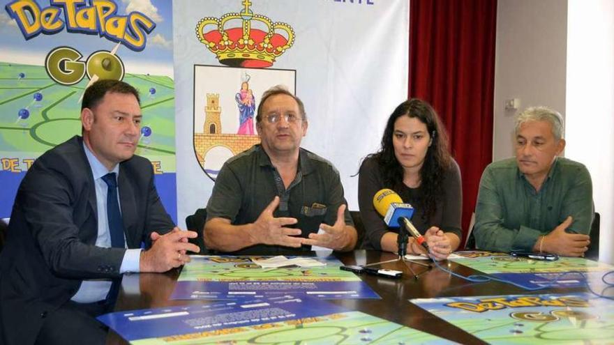 Representantes de Caja Rural, Azehos y el Ayuntamiento en la presentación de la Feria de la Tapa.