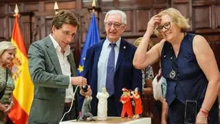 El alcalde de Madrid recibe la figura de su boda en el Belén de Valga y expresa su deseo de visitarlo