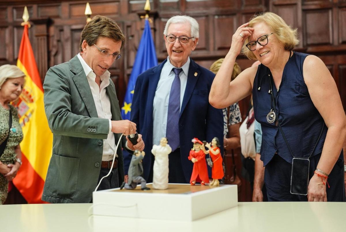 El Concello de Valga viajó a Madrid con su Belén Artesanal bajo el brazo para reunirse con Martínez-Almeida.