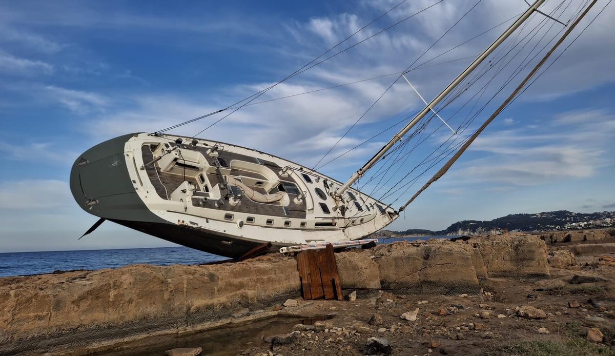 Otra imagen de la embarcación: lleva 9 meses recostada sobre un lado del casco