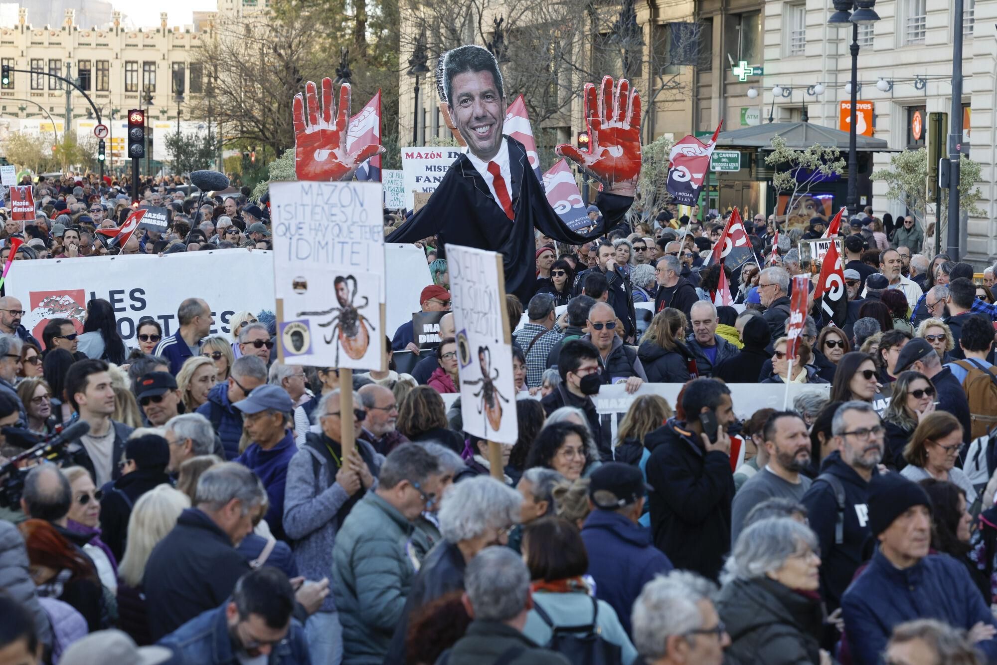 VALENCIA, 29/03/2025.- Sexta manifestación en la ciudad de València para reclamar la dimisión del president de la Generalitat Valenciana, Carlos Mazón, por su gestión de la dana del pasado 29 de octubre, este sábado, día en que se cumplen cinco meses de la catástrofe. EFE/ Ana Escobar