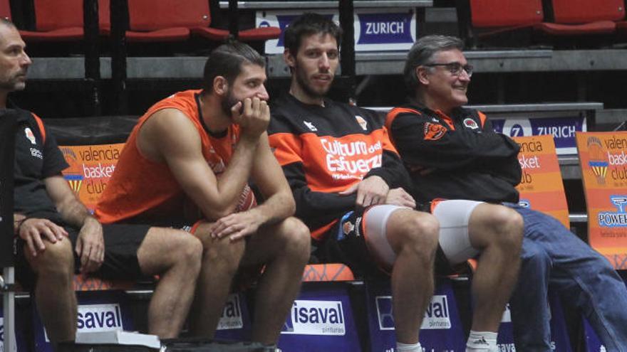 Van Rossom, viendo el entrenamiento de este jueves.