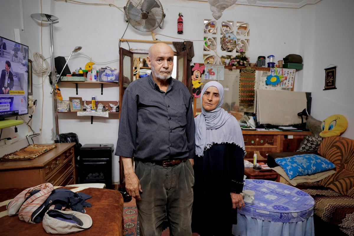 Mohamed y su mujer en la casa en la que viven de alquiler.