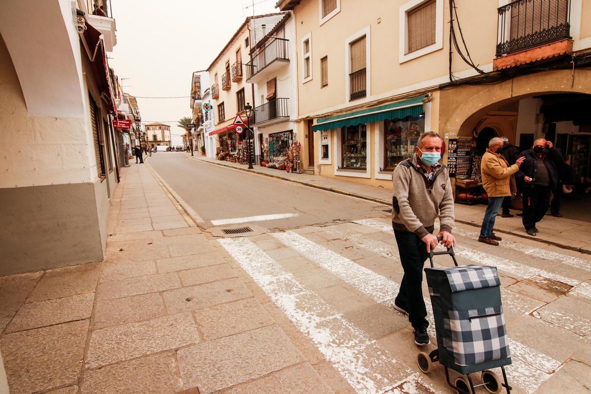 Imagen de archivo de varias personas caminando por una calle de una localidad extremeña.