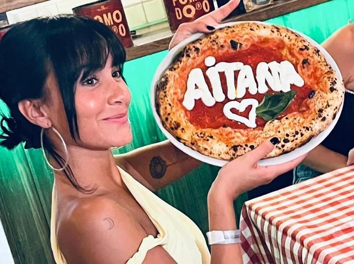 Aitana con su pizza personalizada en Totò e Peppino.