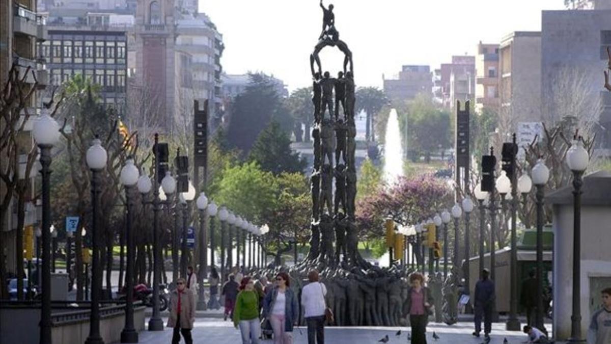 Monumento a los 'castells' en la Rambla Nova de Tarragona.