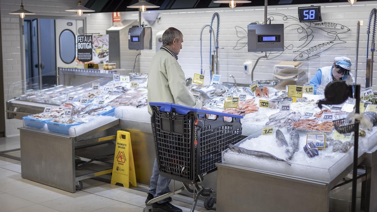 Un cliente compra en la pescadería de un supermercado Caprabo de Barcelona