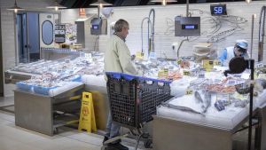 Un cliente compra en la pescadería de un supermercado Caprabo de Barcelona