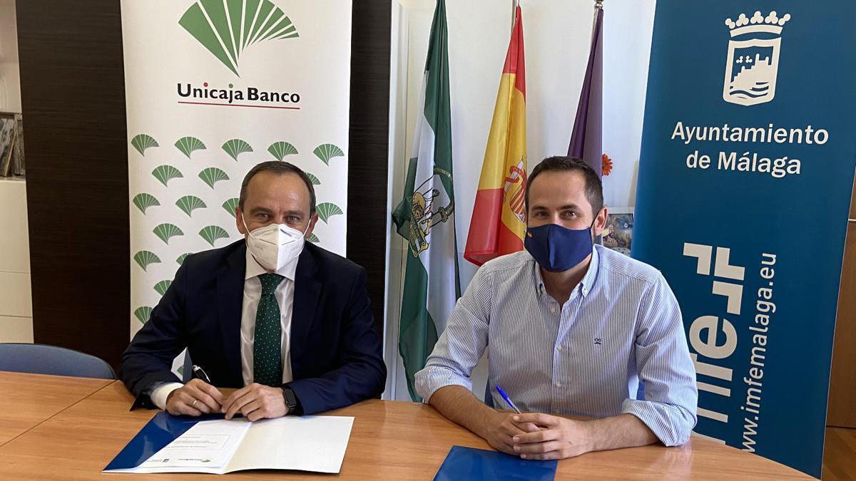Firma del acuerdo entre Agustín Sánchez y Luis Verde (d).