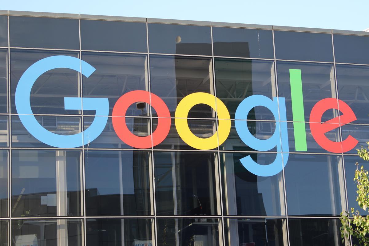 Archivo - FILED - 08 May 2018, US, Mountain View: A general view of the Google logo on the main entrance of the parent company Alphabet Inc's headquarters. The German government's competition regulator announced on Wednesday that is setting a stricter cou