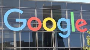 Archivo - FILED - 08 May 2018, US, Mountain View: A general view of the Google logo on the main entrance of the parent company Alphabet Incs headquarters. The German governments competition regulator announced on Wednesday that is setting a stricter cou