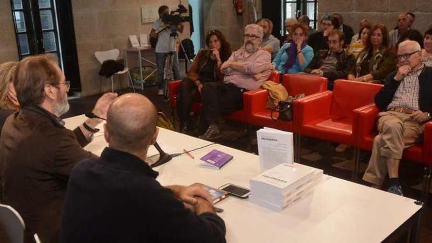 Presentación, ayer, de &quot;La gran estafa de las preferentes&quot;. // Rafa Vázquez